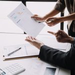 如何挑選適合自己的投資型保險？從保費、標的與風險分析